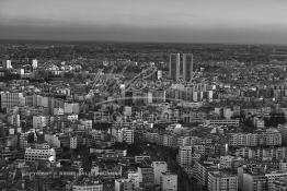 Image du Maroc Professionnelle de  Vue du minaret de la Mosquée Hassan II, cette image nous offre au premier plan le quartier Bourgogne et derrière les deux building du Twin Center à leur droite le quartier Mâarif et à gauche Derb Ghalef ainsi que le quartier des hôpitaux de Casablanca, tandis que les espaces verts manquent cruellement. A Casablanca il n’ y a que le béton qui pousse, la verdure est vraiment rare. Lundi 12 Janvier 2009. (Photo / Abdeljalil Bounhar) 